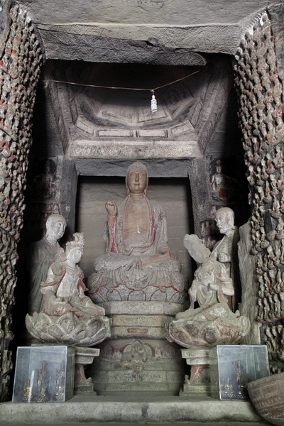 图3 陕北子长县钟山石窟中窟内部 佛坛中央段全景
